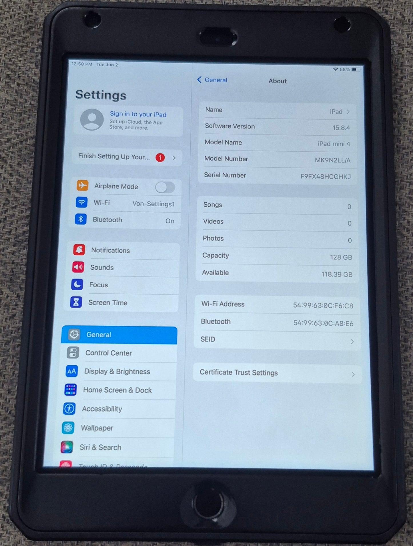 Apple iPad Mini 4 (128GB) – Black/Space Gray (Used like New)