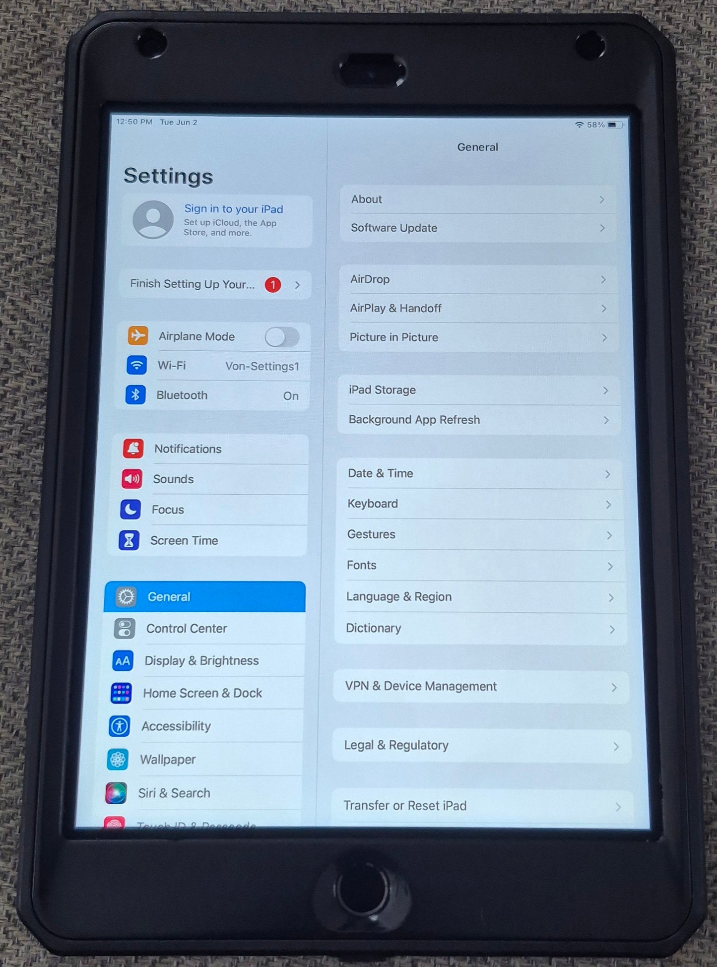 Apple iPad Mini 4 (128GB) – Black/Space Gray (Used like New)